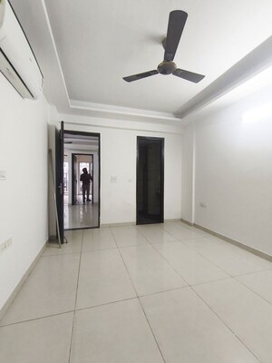 Room in 3 BHK Apartment at Green Valley Residencia, Ghazipur – for Rent