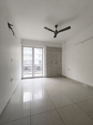 Room in 3 BHK Apartment at Green Valley Residencia, Ghazipur – for Rent