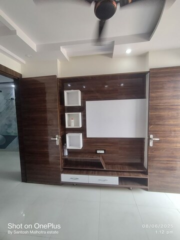 Room in 2 BHK Builder Floor at Dwarka Mor – for Rent