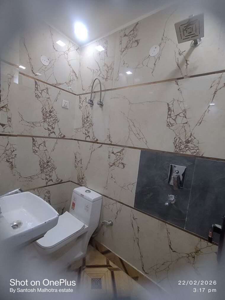 Attached Bathroom, dwarka mor 3 Bedroom 85 Sq.Yd. Builder Floor In Dwarka Mor Delhi 10020796