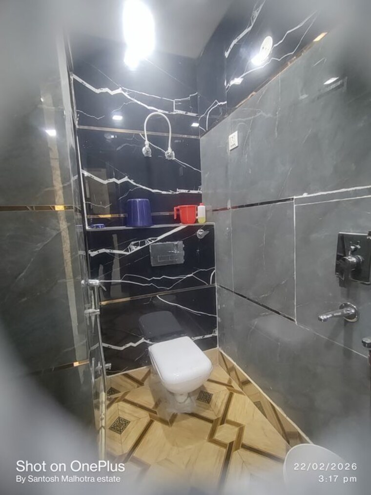 Bathroom, dwarka mor 3 Bedroom 85 Sq.Yd. Builder Floor In Dwarka Mor Delhi 10020796