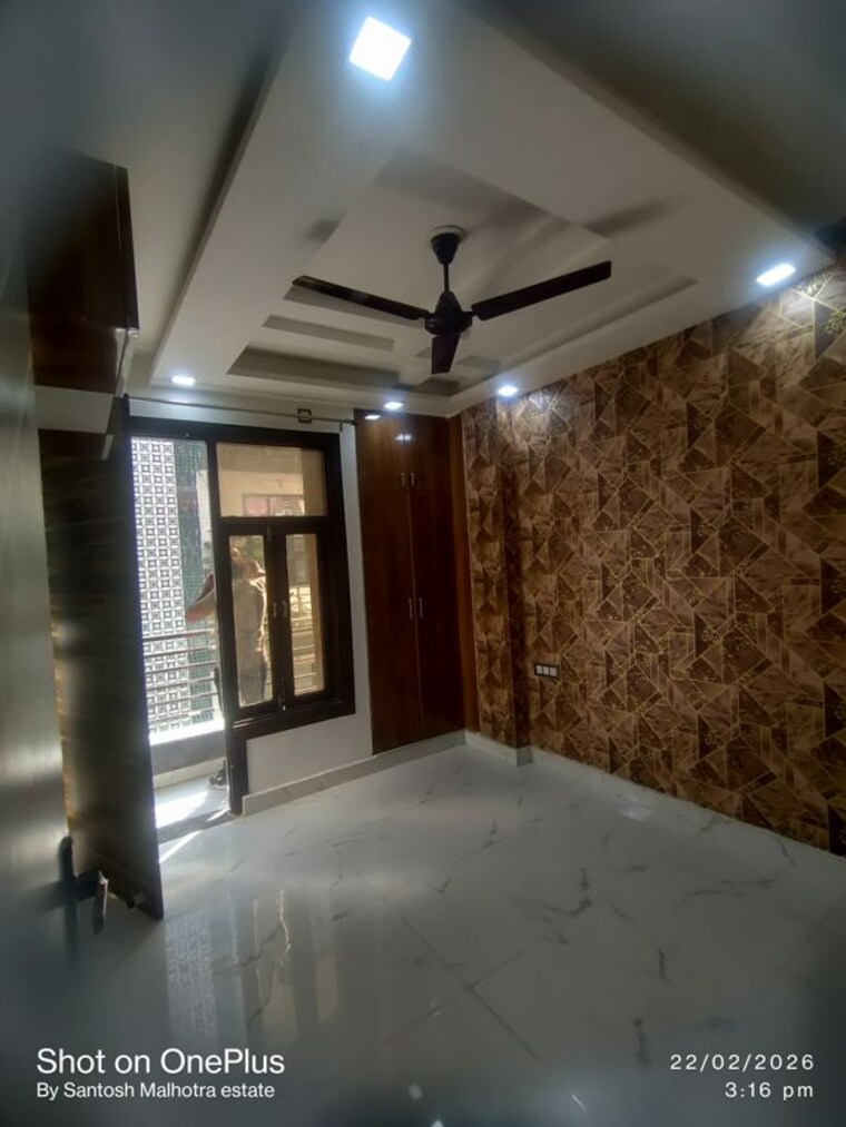 Room, dwarka mor 3 Bedroom 85 Sq.Yd. Builder Floor In Dwarka Mor Delhi 10020796