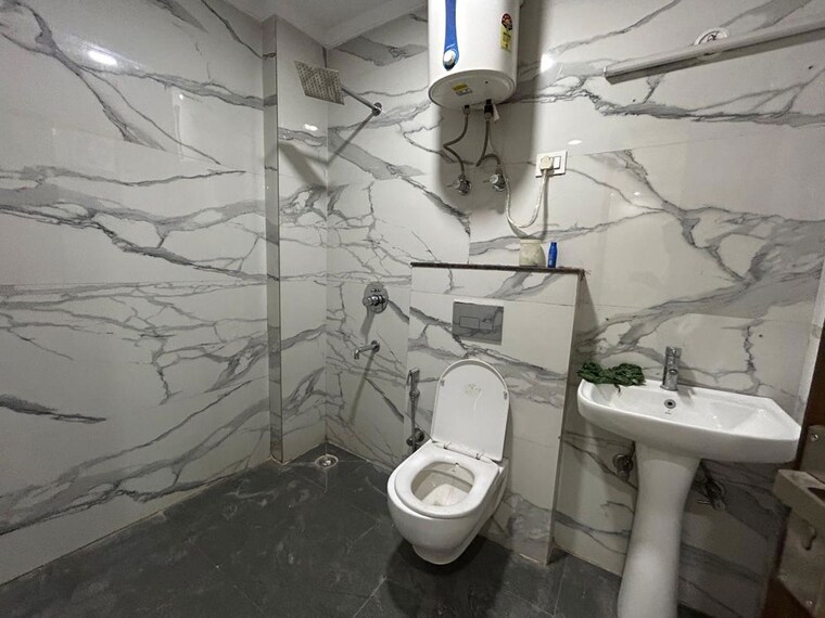 Bathroom, saket 3 Bedroom 1450 Sq.Ft. Builder Floor In Saket Delhi 10003860