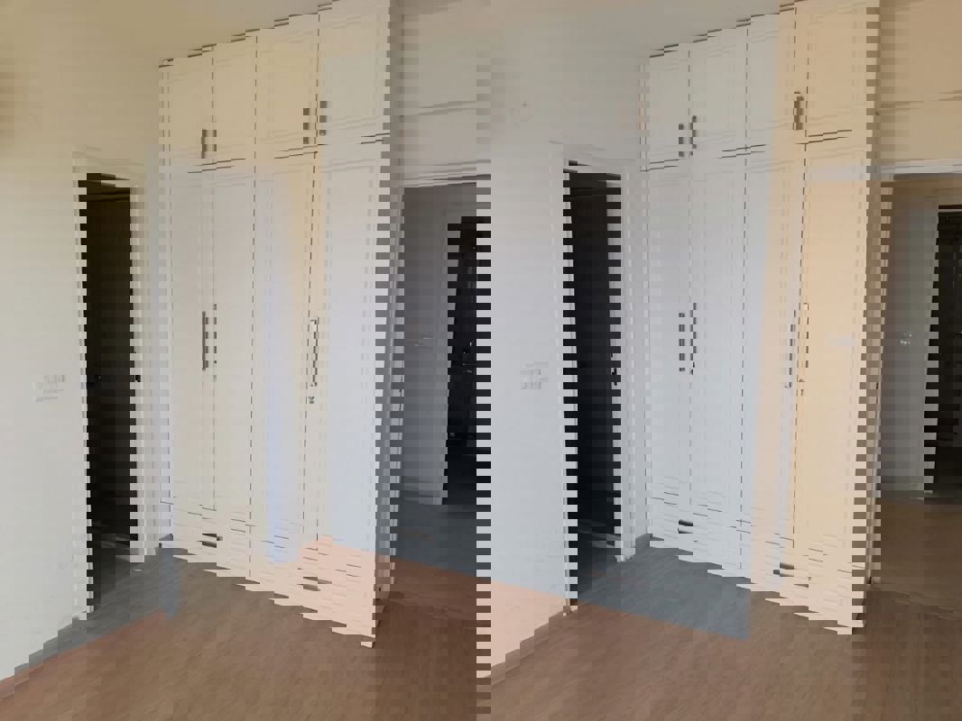 4 BHK + Servant Room,Extra Room 283 Sq.Yd. Builder Floor in DLF Garden City Independent Floors