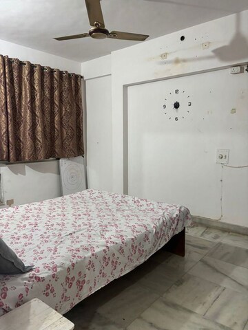 Bedroom in 2 BHK Apartment at Vishwageet CHS, Andheri West – for Rent