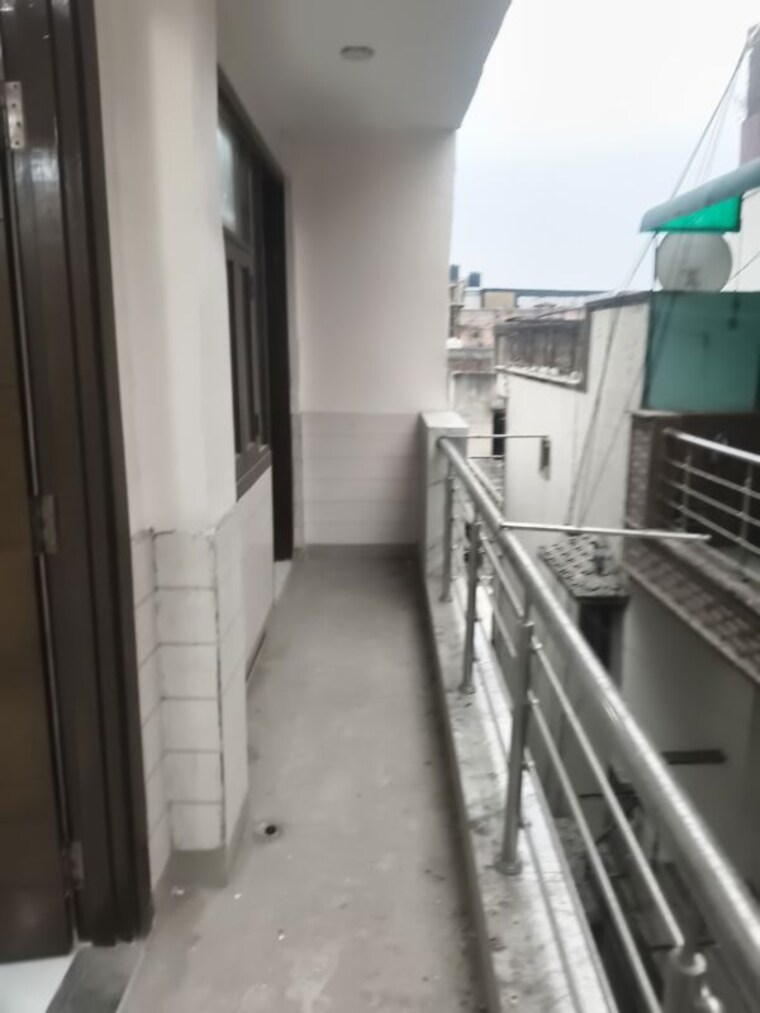 Balcony, green park extension 3 Bedroom 200 Sq.Yd. Apartment In Green Park Extension Delhi 10020947