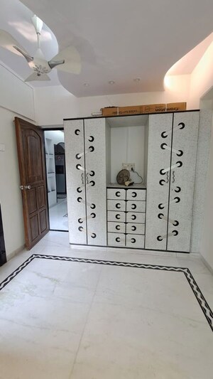 Room in 3 BHK Apartment at Heritage View Vile Parle, Vile Parle West – for Rent