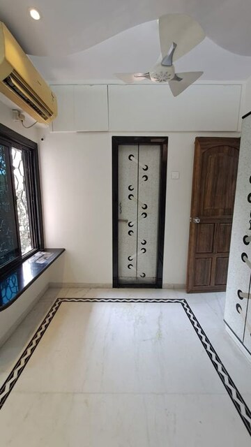 Room in 3 BHK Apartment at Heritage View Vile Parle, Vile Parle West – for Rent