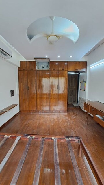 Room in 3 BHK Apartment at Heritage View Vile Parle, Vile Parle West – for Rent