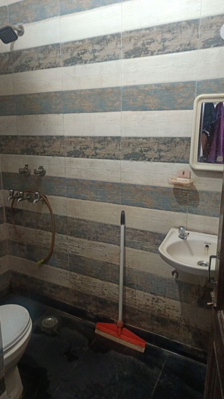 Bathroom, west patel nagar 2 Bedroom 550 Sq.Ft. Builder Floor In West Patel Nagar Delhi 10020959