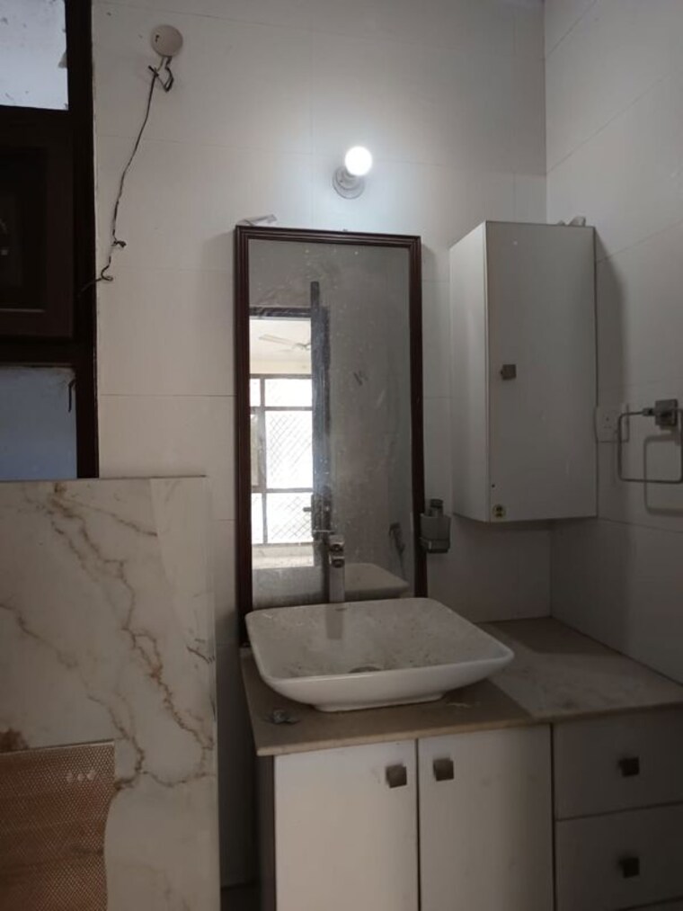 Bathroom, malviya nagar 3 Bedroom 1600 Sq.Ft. Builder Floor In Malviya Nagar Delhi 10020978