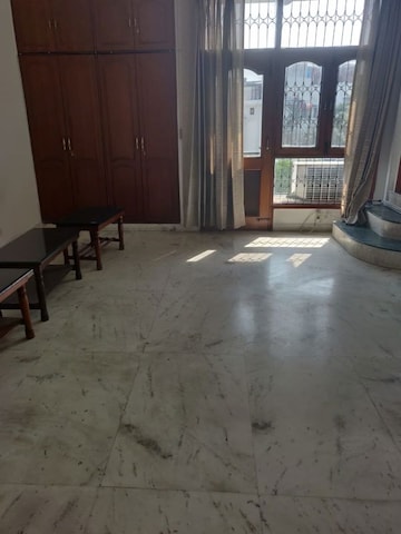 Room in 4 BHK Apartment at Shanti Niketan – for Rent