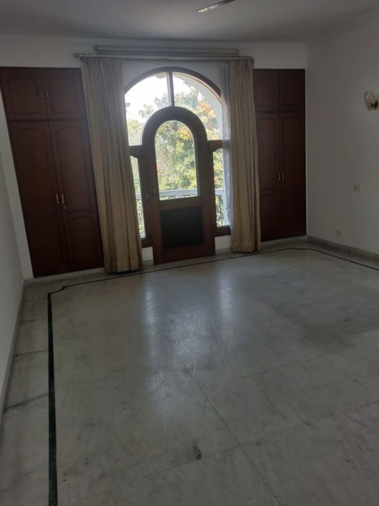 Room, shanti niketan 4 Bedroom 400 Sq.Yd. Apartment In Shanti Niketan Delhi 10020981