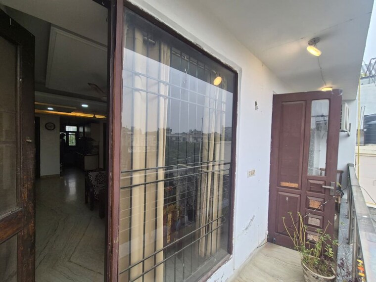 Room, east of kailash 3 Bedroom 127 Sq.Yd. Apartment In East Of Kailash Delhi 10020997