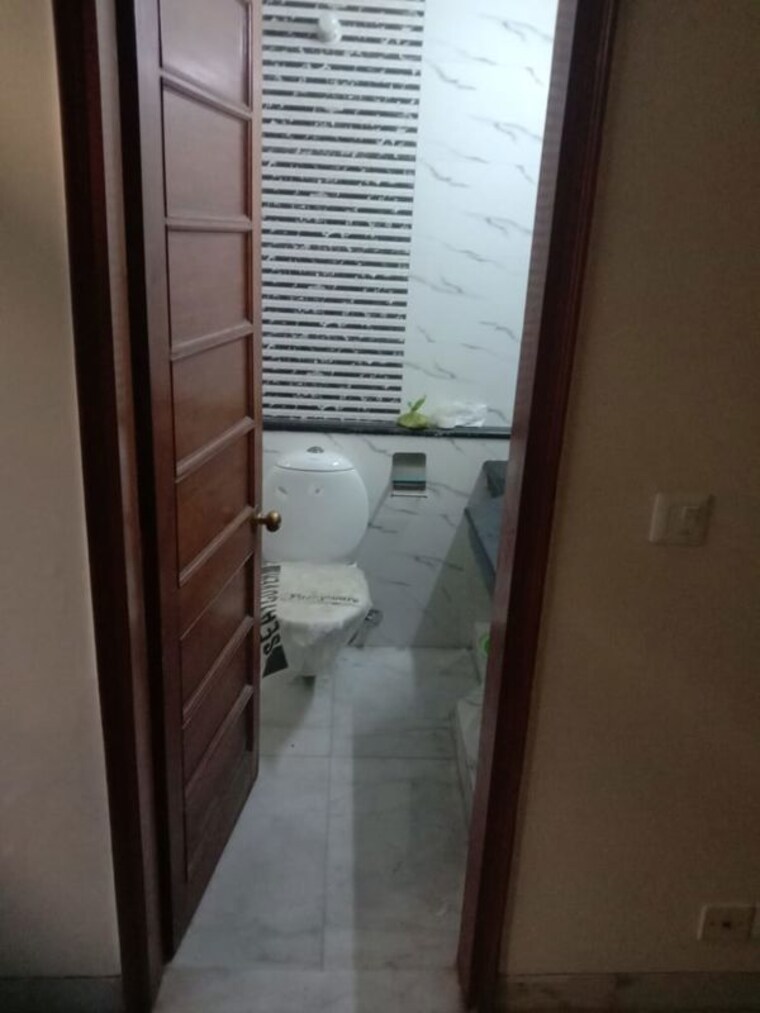 Bathroom, greater kailash 3 Bedroom 250 Sq.Yd. Apartment In Greater Kailash Delhi 10021012