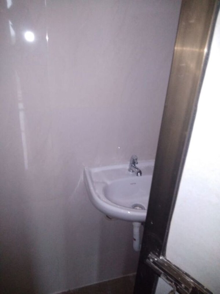 Bathroom, puranik-aarambh 1 Bedroom 410 Sq.Ft. Apartment In Ghodbunder Road Thane 10021065
