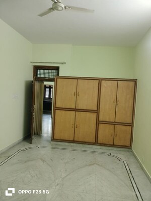Room in 2 BHK Builder Floor at Gomti Nagar – for Rent