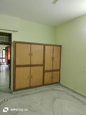 Room in 2 BHK Builder Floor at Gomti Nagar – for Rent