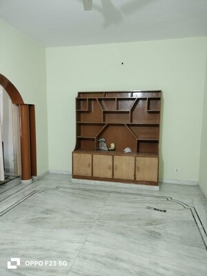 Room in 2 BHK Builder Floor at Gomti Nagar – for Rent