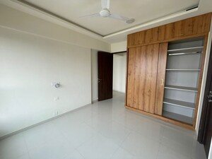 Room in 3 BHK Apartment at Kalpataru Magnus, Bandra East – for Rent