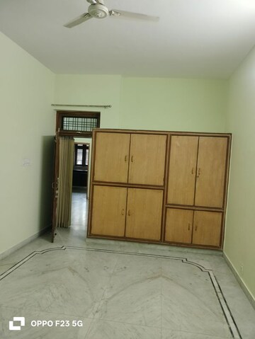 Room in 2 BHK Builder Floor at Gomti Nagar – for Rent
