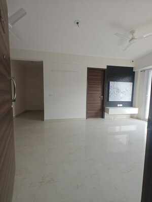Room in 2.5 BHK Builder Floor at Smart World Gems, Sector 89 – for Rent