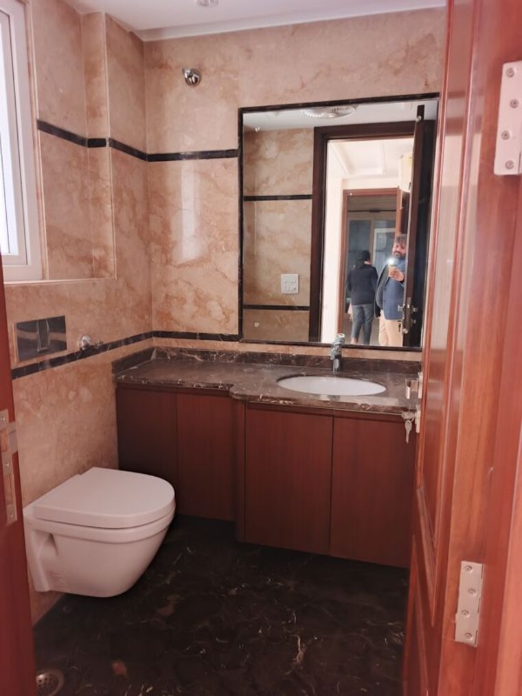 Bathroom, defence colony 4 Bedroom 2500 Sq.Ft. Builder Floor In Defence Colony Delhi 10021441