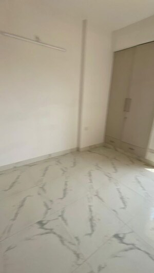 Room in 2 BHK Apartment at ACE Platinum, Zeta I Greater Noida – for Rent