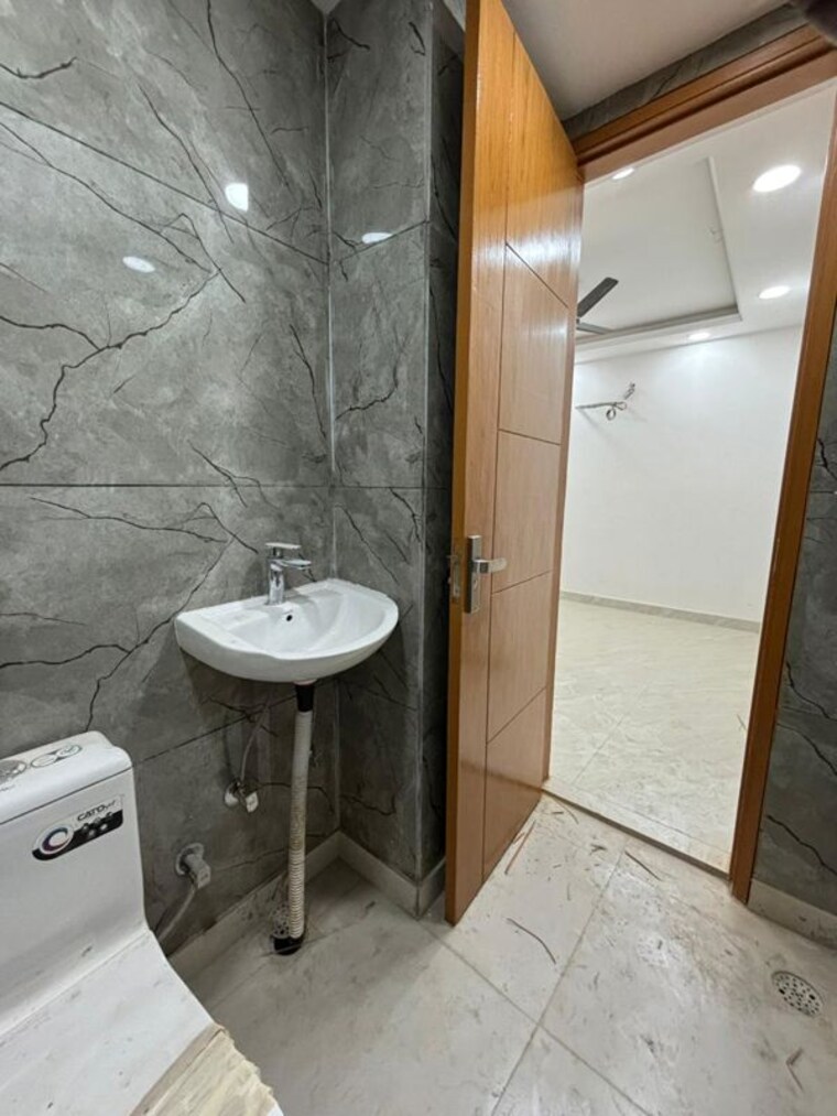 Bathroom, govindpuri 3 Bedroom 90 Sq.Yd. Builder Floor In Govindpuri Delhi 10021461