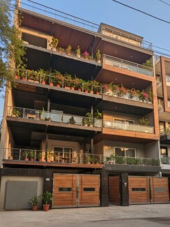 5 BHK + Pooja Room,Servant Room,Study Room,Extra Room,Store Room Builder Floor For Rent in Hong Kong Bazaar