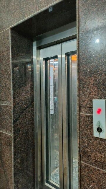 Lift in 5 BHK Builder Floor at Hong Kong Bazaar, Sector 57 – for Rent