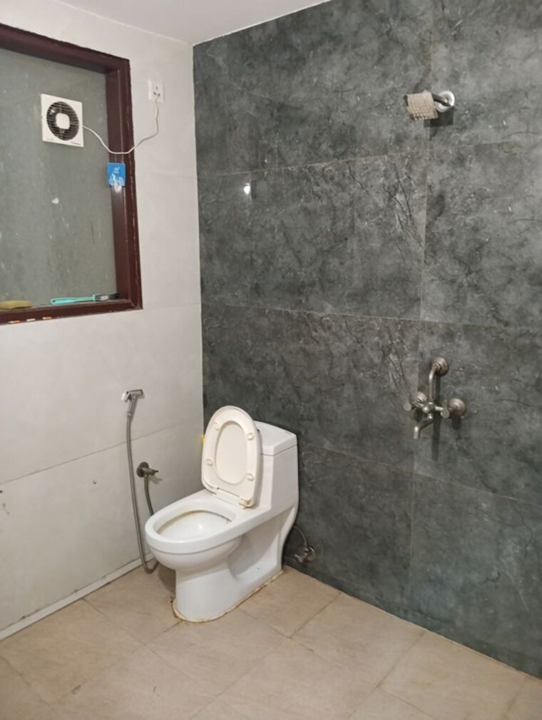 Bathroom, sector 52 3 Bedroom 500 Sq.Yd. Builder Floor In Sector 52 Gurgaon 10021737