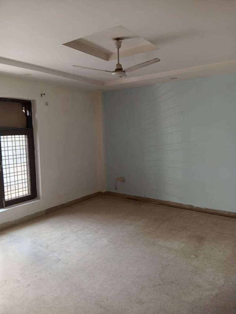 Room, sector 52 3 Bedroom 500 Sq.Yd. Builder Floor In Sector 52 Gurgaon 10021737