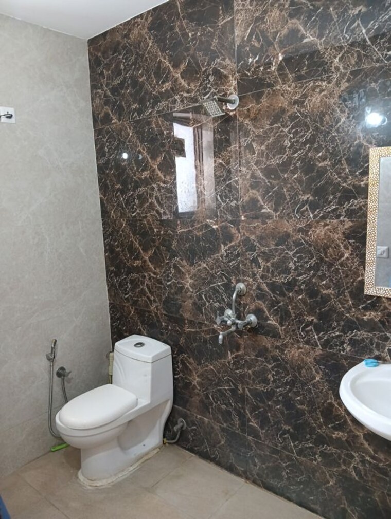 Bathroom, sector 52 3 Bedroom 500 Sq.Yd. Builder Floor In Sector 52 Gurgaon 10021737
