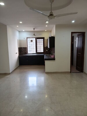 Room in 3 BHK Builder Floor at Sector 52 – for Rent