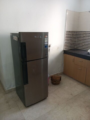 Room in 3 BHK Builder Floor at Sector 52 – for Rent