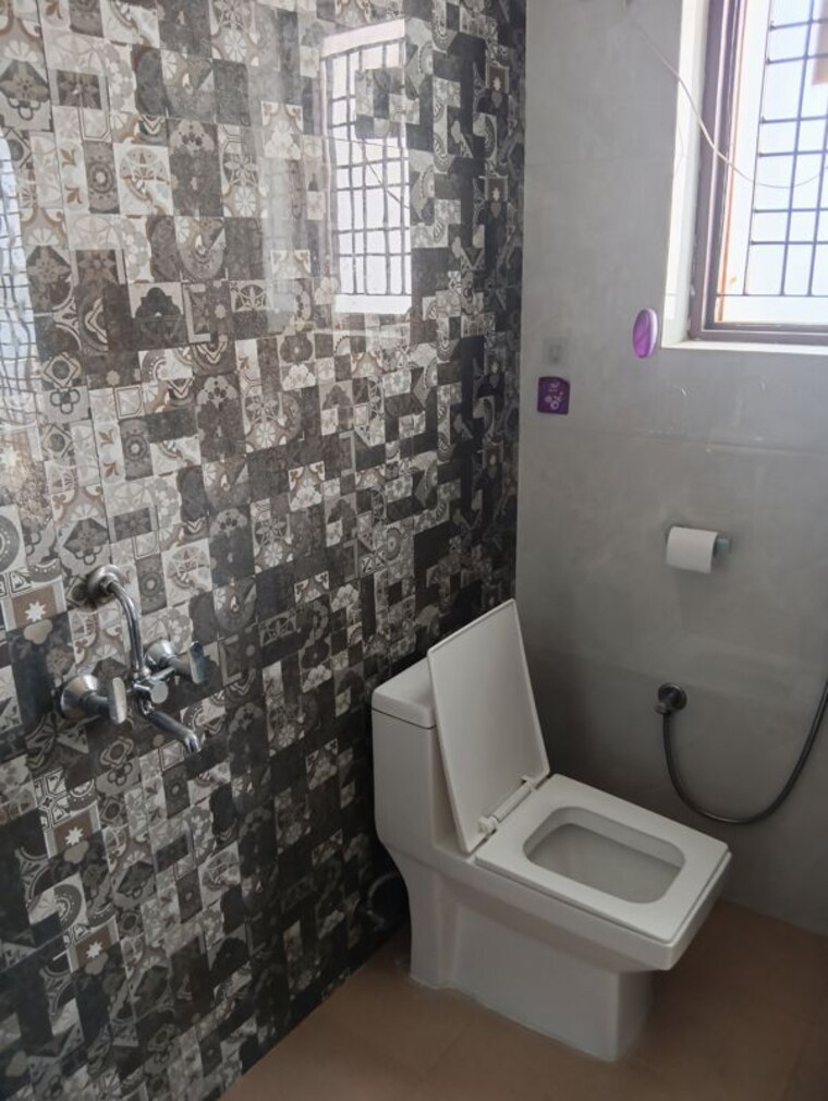 Bathroom, sector 52 3 Bedroom 500 Sq.Yd. Builder Floor In Sector 52 Gurgaon 10021767