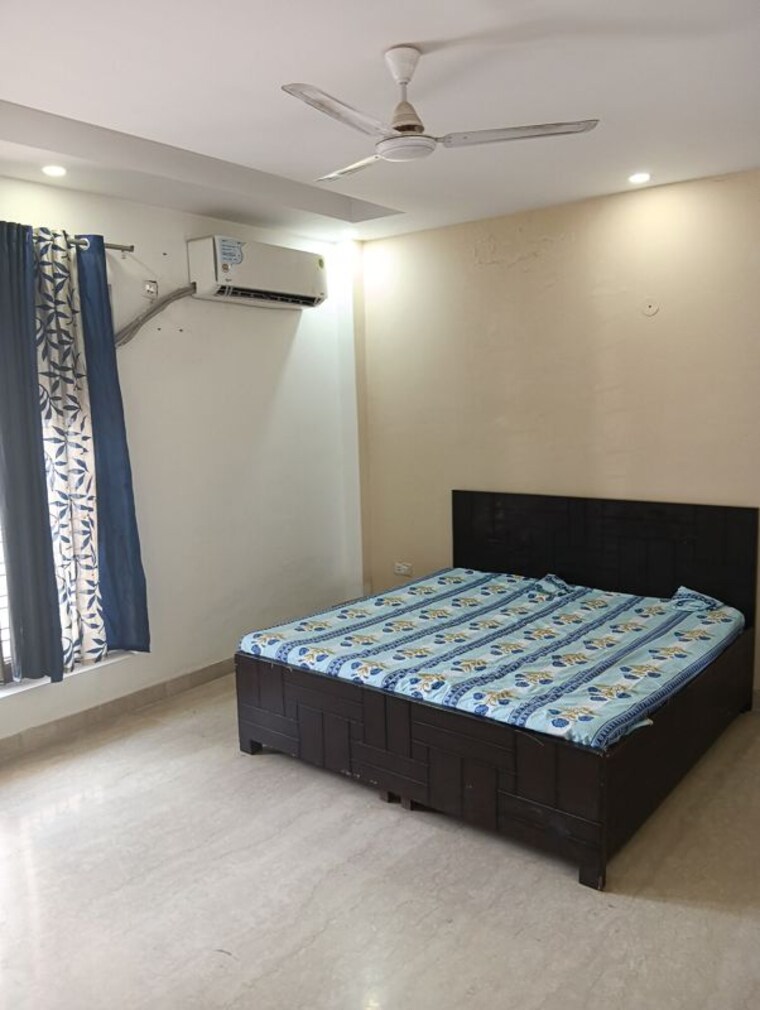 Bedroom, sector 52 3 Bedroom 500 Sq.Yd. Builder Floor In Sector 52 Gurgaon 10021767