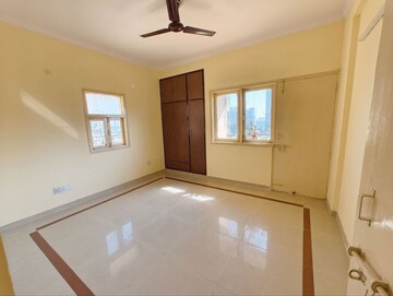Room in 3 BHK Apartment at Madhur Jivan Apartment, Sector 56 – for Rent