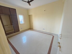 Room in 3 BHK Apartment at Madhur Jivan Apartment, Sector 56 – for Rent