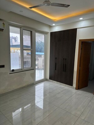 Room in 3.5 BHK Apartment at Ram Shanti Apartment, Sector 52 – for Rent