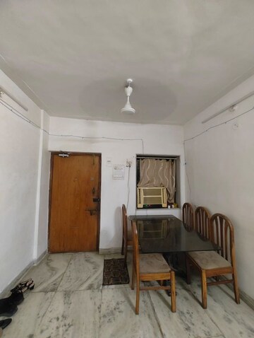 Living Room in 1.5 BHK Apartment at Vile Parle West – for Rent