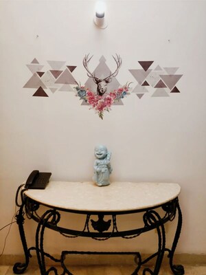 Furnished Amenities in 4 BHK Apartment at Suncity Essel Tower, Sector 28 – for Rent