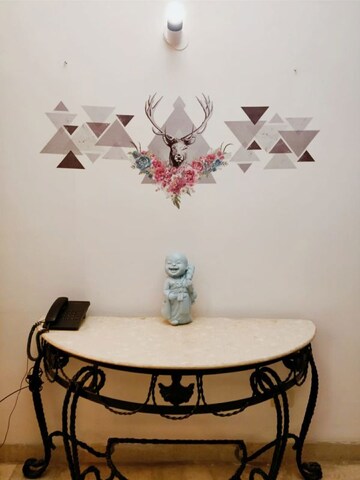 Furnished Amenities in 4 BHK Apartment at Suncity Essel Tower, Sector 28 – for Rent