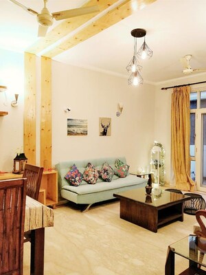 Living Room in 4 BHK Apartment at Suncity Essel Tower, Sector 28 – for Rent