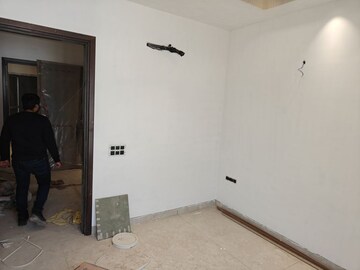 Room in 3 BHK Builder Floor at Mahendru Enclave – for Sale