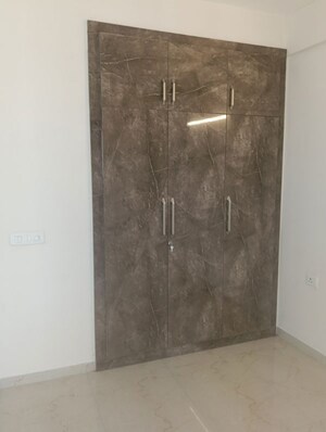 Room in 2.5 BHK Apartment at Smart World Gems, Sector 89 – for Rent