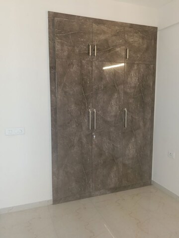 Room in 2.5 BHK Apartment at Smart World Gems, Sector 89 – for Rent