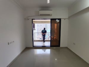 Room in 2 BHK Apartment at MM Spectra, Chembur – for Rent