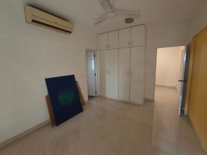 Room in 4 BHK Apartment at Oxford Hallmark, Koregaon Park – for Rent